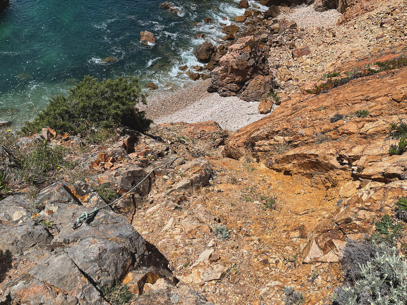 The rope leading to an unnamed beach.